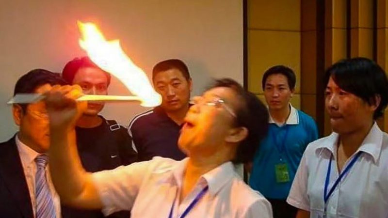 China: Polémica por una empresa que obligó a sus empleados a comer fuego