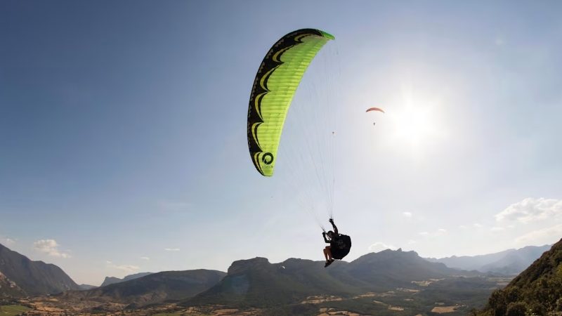 Tragedia en Areguá: un hombre muere tras caída de parapente