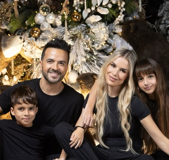 Luis Fonsi muestra lo enamorado que está de su sensual esposa