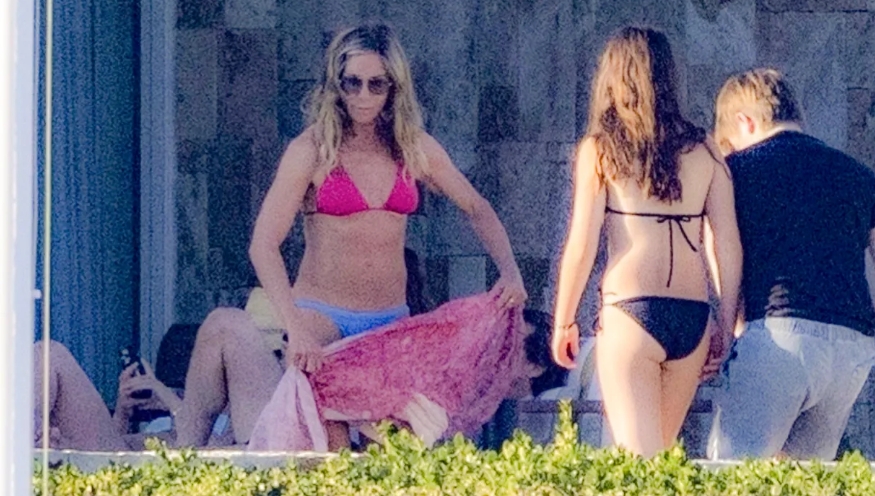 Jennifer Aniston deslumbran con su belleza auténtica a los 55 años en bikini