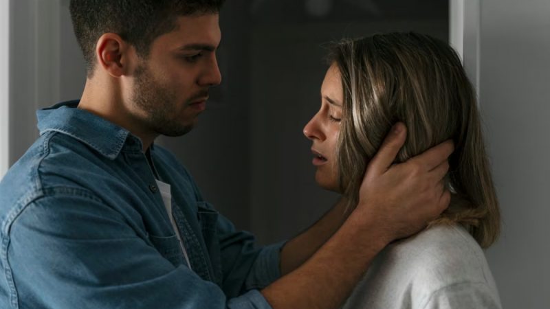 ¿Está tu pareja «castigándote»? Señales sutiles de manipulación emocional