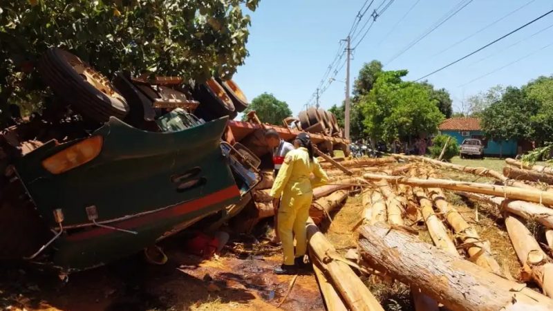 Vuelco de tractocamión en la ruta PY08 deja a conductor atrapado