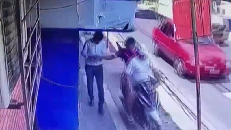 Dos motochorros arrebatan celular en plena vía pública