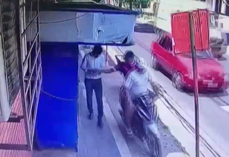 Dos motochorros arrebatan celular en plena vía pública