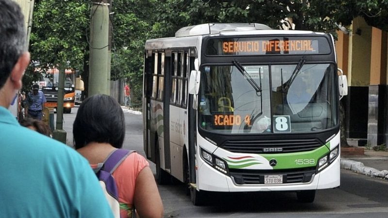 Exigen más paradas con refugios ante el intenso calor