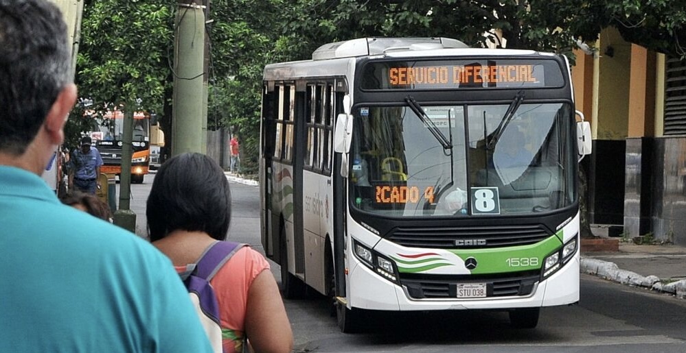 Exigen más paradas con refugios ante el intenso calor