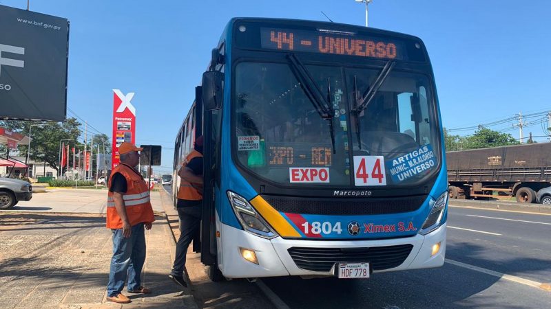 Usuarios de transporte público agonizan con este calor