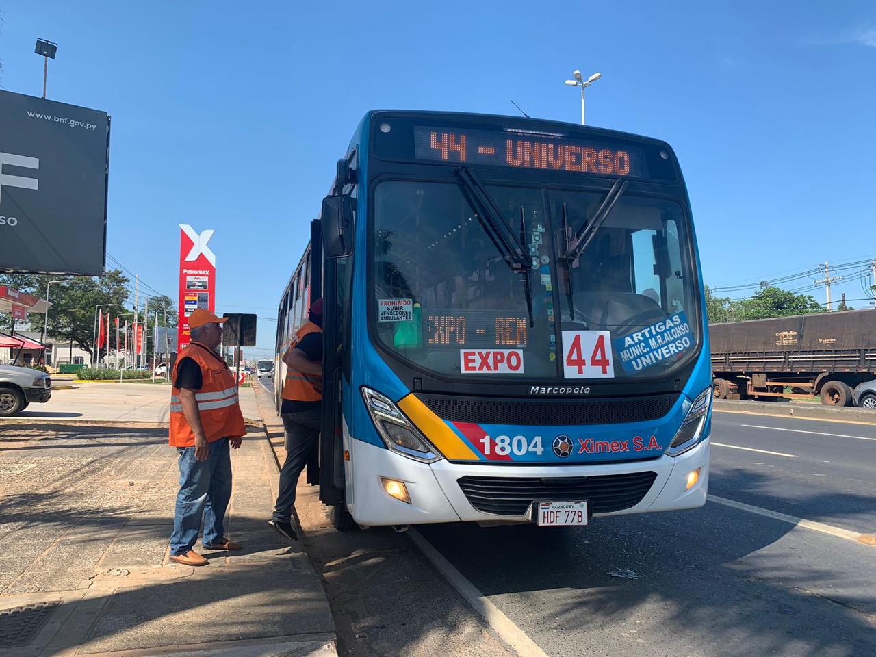 Usuarios de transporte público agonizan con este calor