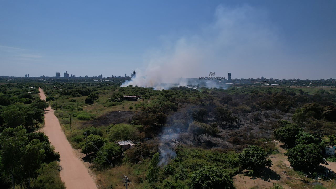 Reavivamiento de llamas en la Costanera de Asunción: bomberos y funcionarios trabajan en la zona