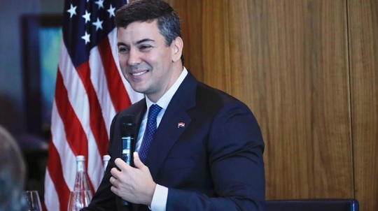Santiago Peña destituye a embajador paraguayo en EE. UU. tras polémica diplomática