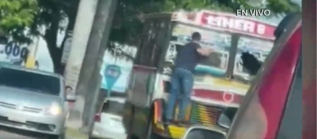 Viral: Conductor trepó un bus y rompió el parabrisas a golpes