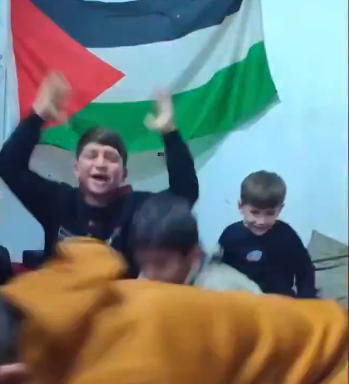 Niños palestinos celebran fin de la guerra con Israel
