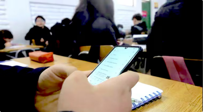 Prohibición celulares en escuelas: abogan por enfoque más pedagógico y menos simplista