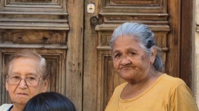 Abuelitos se someten a una indignante espera por el cobro de sus haberes