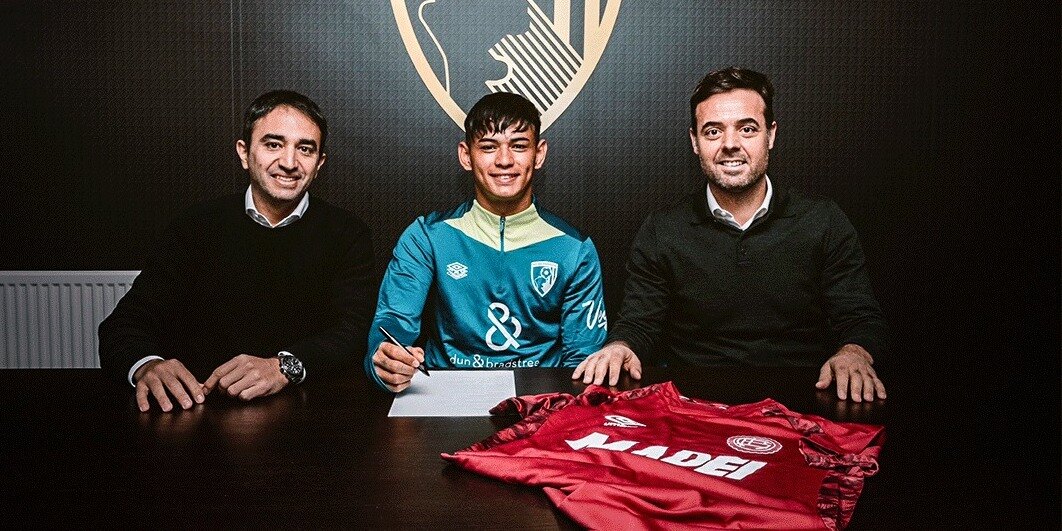 Paraguayo fue presentado en su nuevo club en Inglaterra