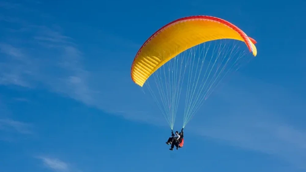 Itauguá: Deportista muere tras caída de parapente y su compañero queda herido