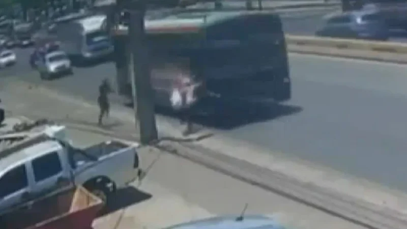 Buses que circulan con puertas abiertas cometen una falta grave, advierte Dinatrán