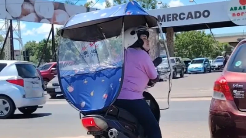 Motociclistas instalan toldos especiales a sus biciclos para protegerse del calor