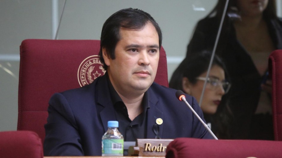 Por defender soquetes, diputado amenaza con echar a Óscar Orué de DNIT: «Este tipo tiene que volar»