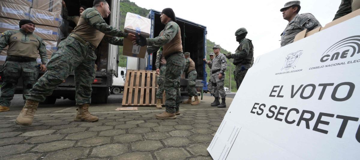 Ecuador elige presidente bajo un estricto operativo de seguridad