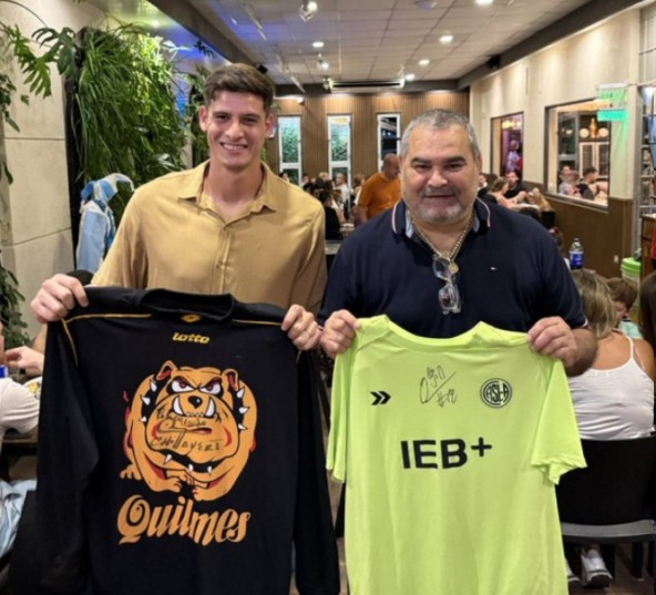 Chilavert y Orlando Gill intercambiaron camisetas en restaurant de Buenos Aires