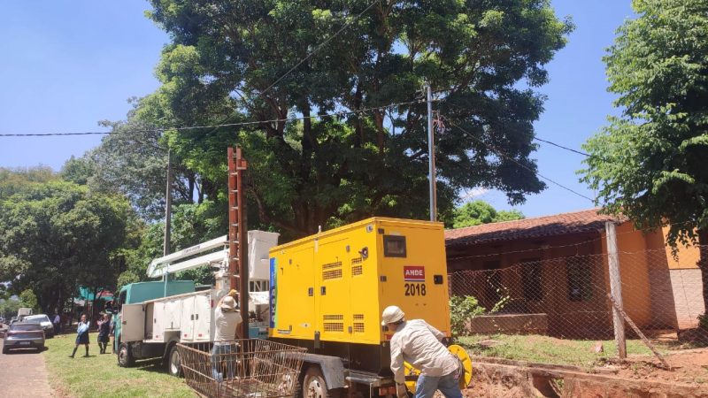 Estudiantes acusan que Santiago Peña maquilla la educación: Llevan generador para su show, pero las escuelas siguen en ruinas