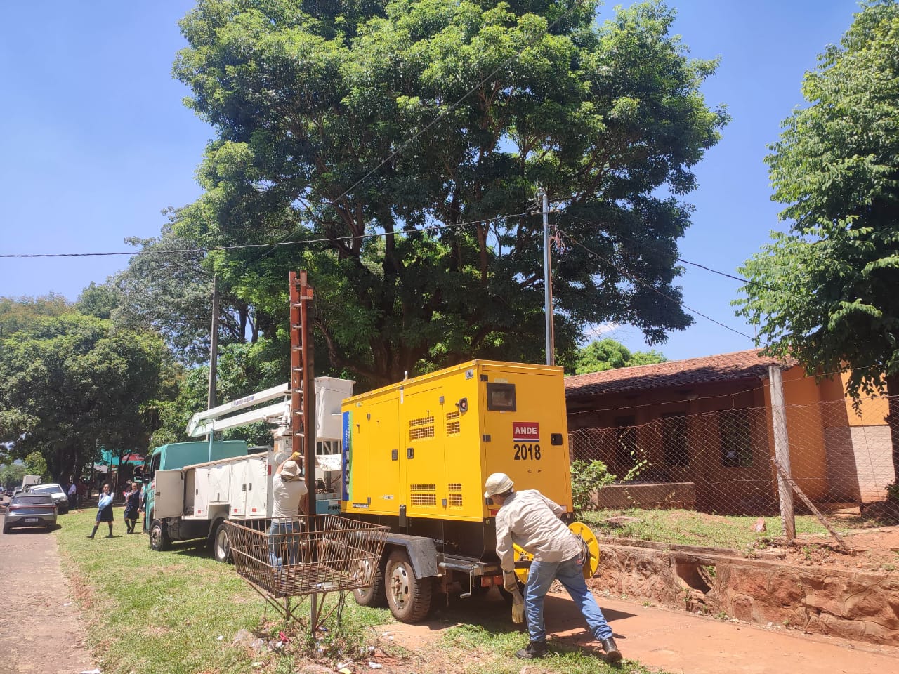 Estudiantes acusan que Santiago Peña maquilla la educación: Llevan generador para su show, pero las escuelas siguen en ruinas