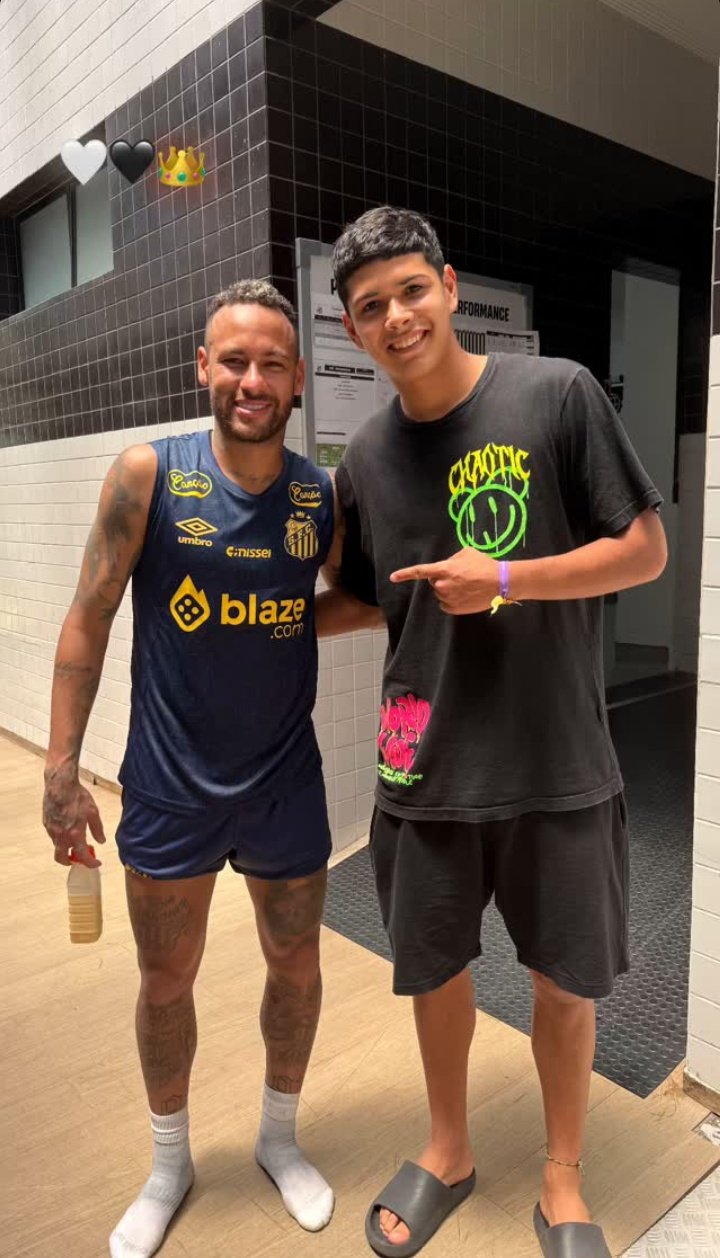 Ángel Aguayo ya apareció en el Santos y conoció a Neymar Jr.