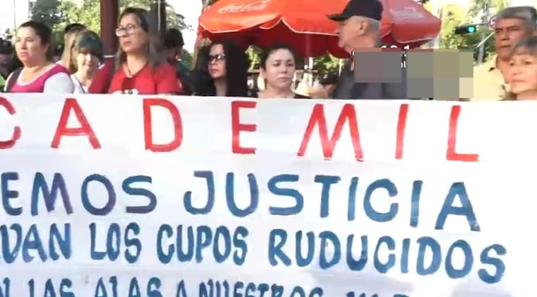 Aspirantes a la Academil protestan cerca de Mburuvicha Róga en reclamo de cupos