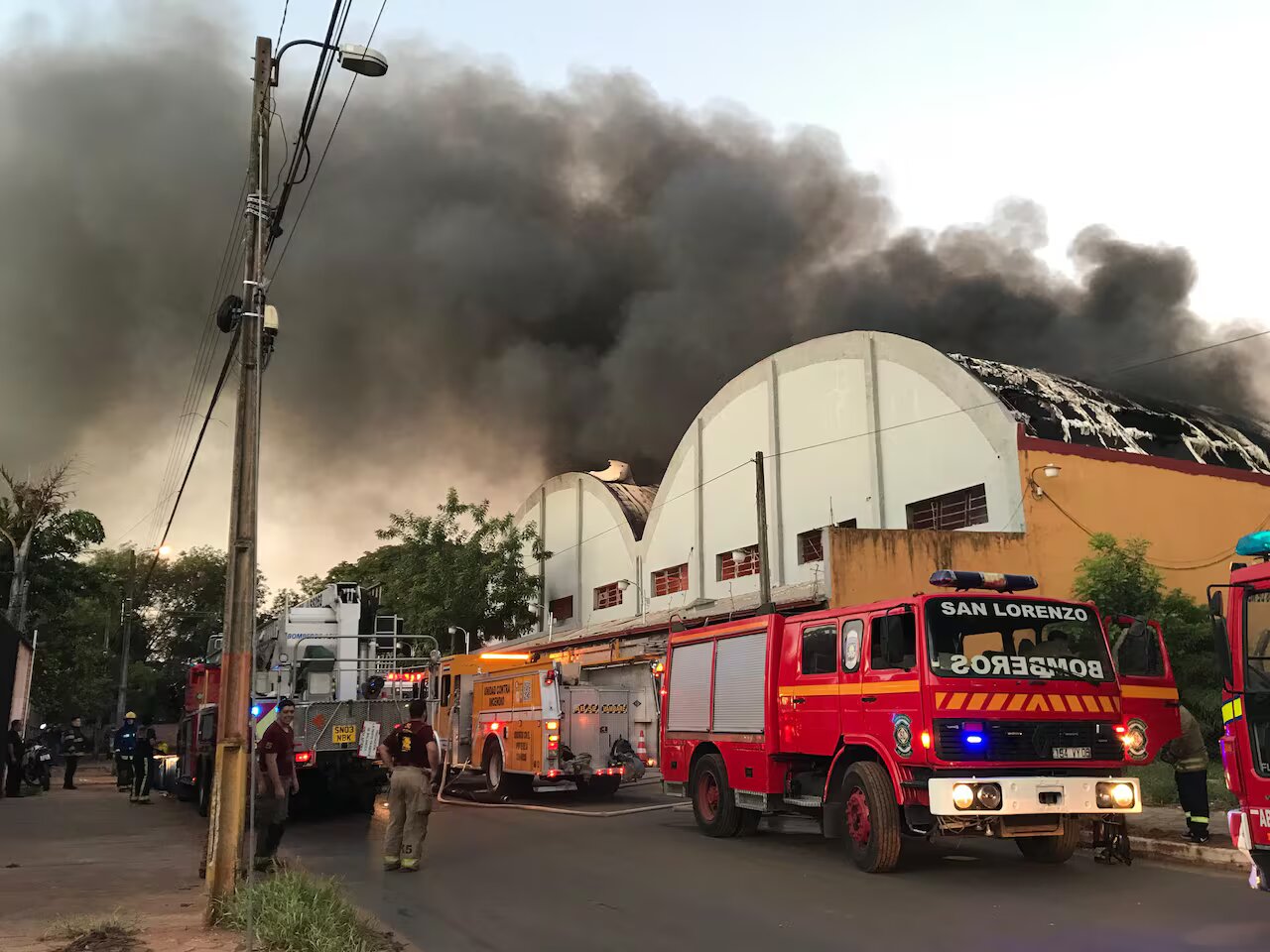 Fernando de la Mora: Incendio de gran magnitud en depósito de transportadora