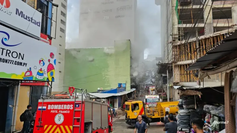 Bomberos combaten un incendio de gran magnitud en edificio céntrico de CDE