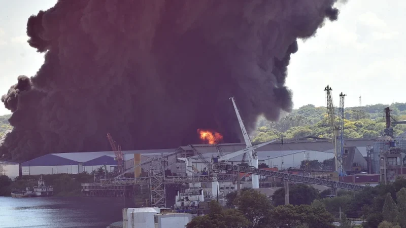 Incendio en Puerto Fénix: “La situación es incontrolable”