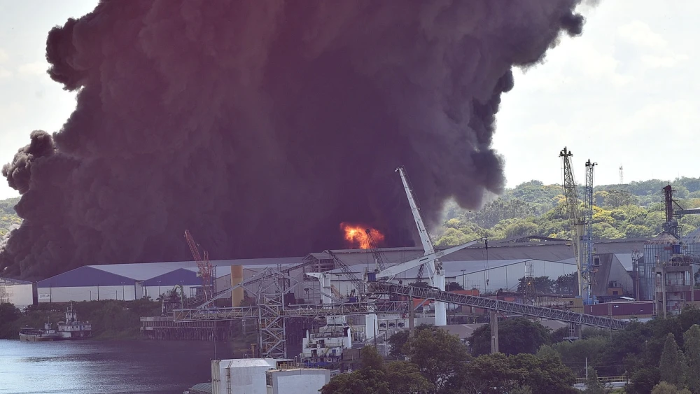 Incendio en Puerto Fénix: “La situación es incontrolable”