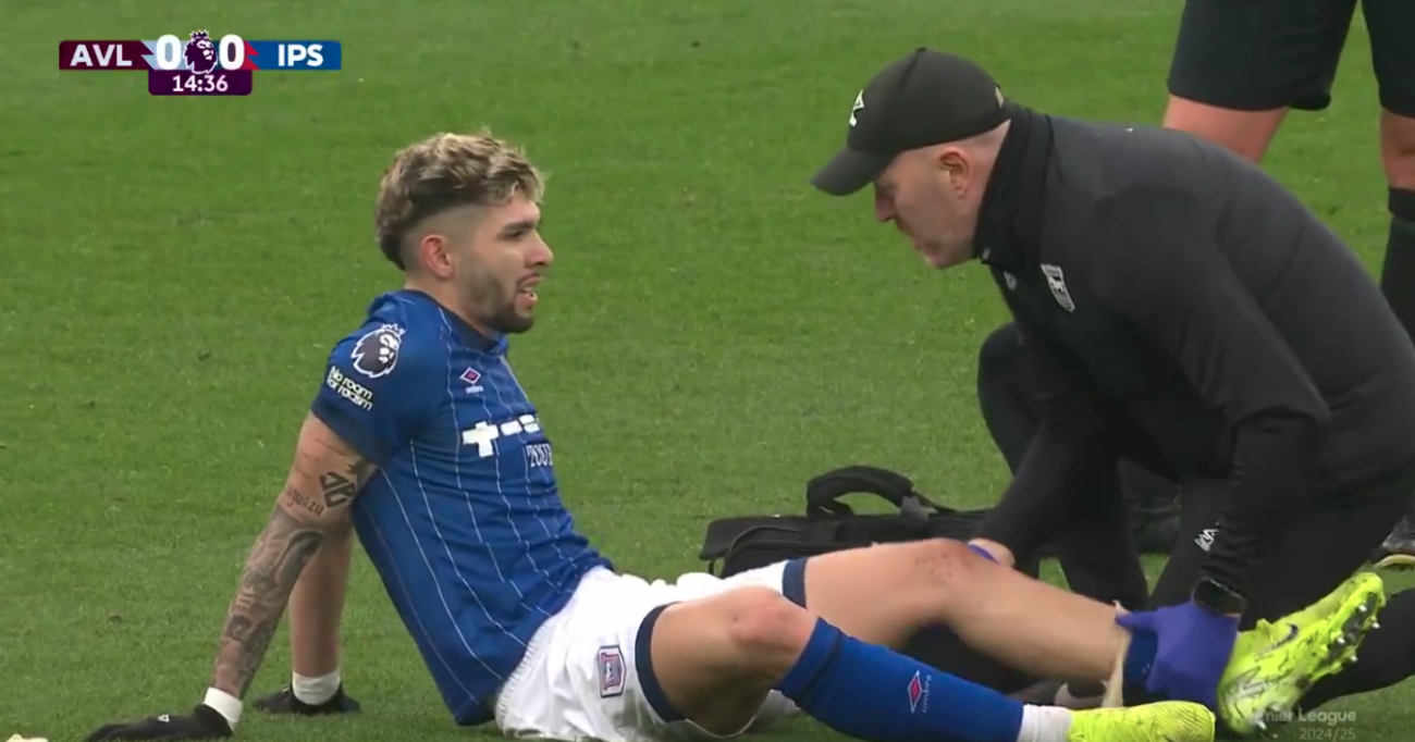 Julio Enciso sale lesionado a los 15 minutos en Aston Villa vs. Ipswich