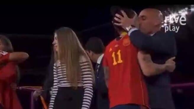 Exjefe del fútbol español comparece por primera vez en juicio por el beso forzado