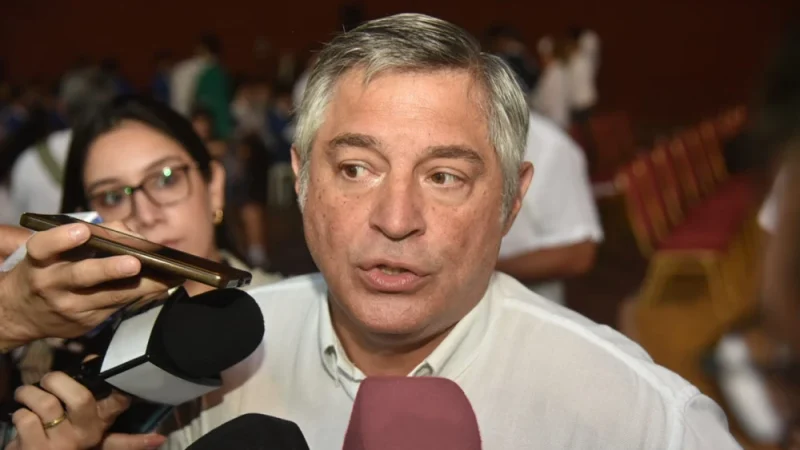 MEC insta a profesores a no dar tareas para la casa y restringir uso de celulares en aulas