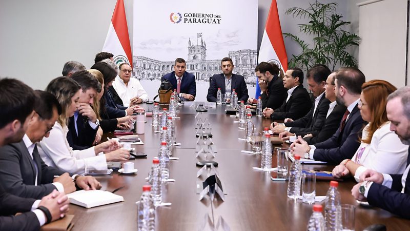 Caras largas y tensión: Ministros salen cabizbajos tras reunión con Santiago Peña