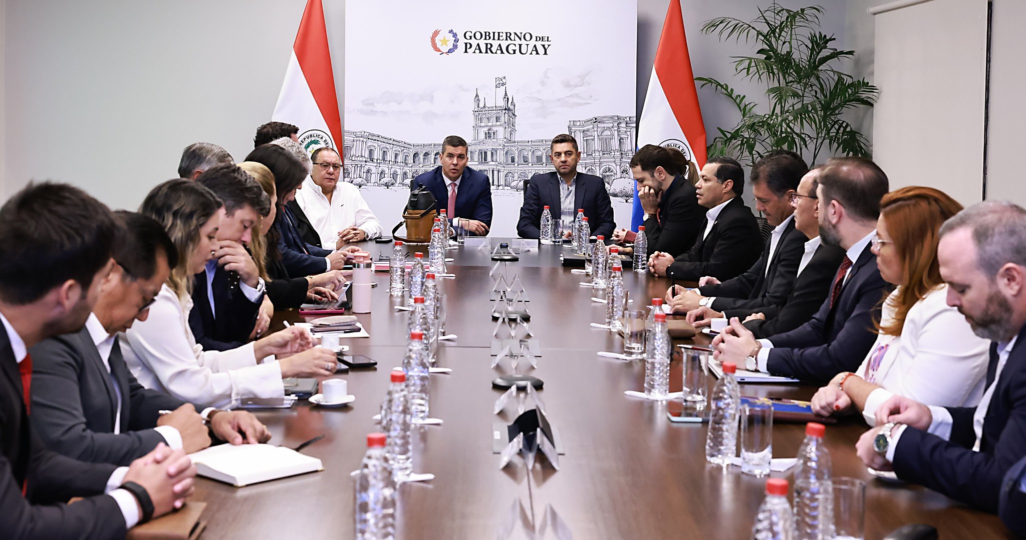 Caras largas y tensión: Ministros salen cabizbajos tras reunión con Santiago Peña