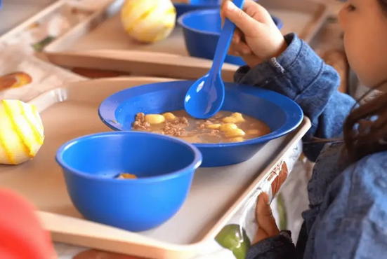 Docente califica de amenaza que el MEC quiera restringir denuncias sobre almuerzo escolar en mal estado 