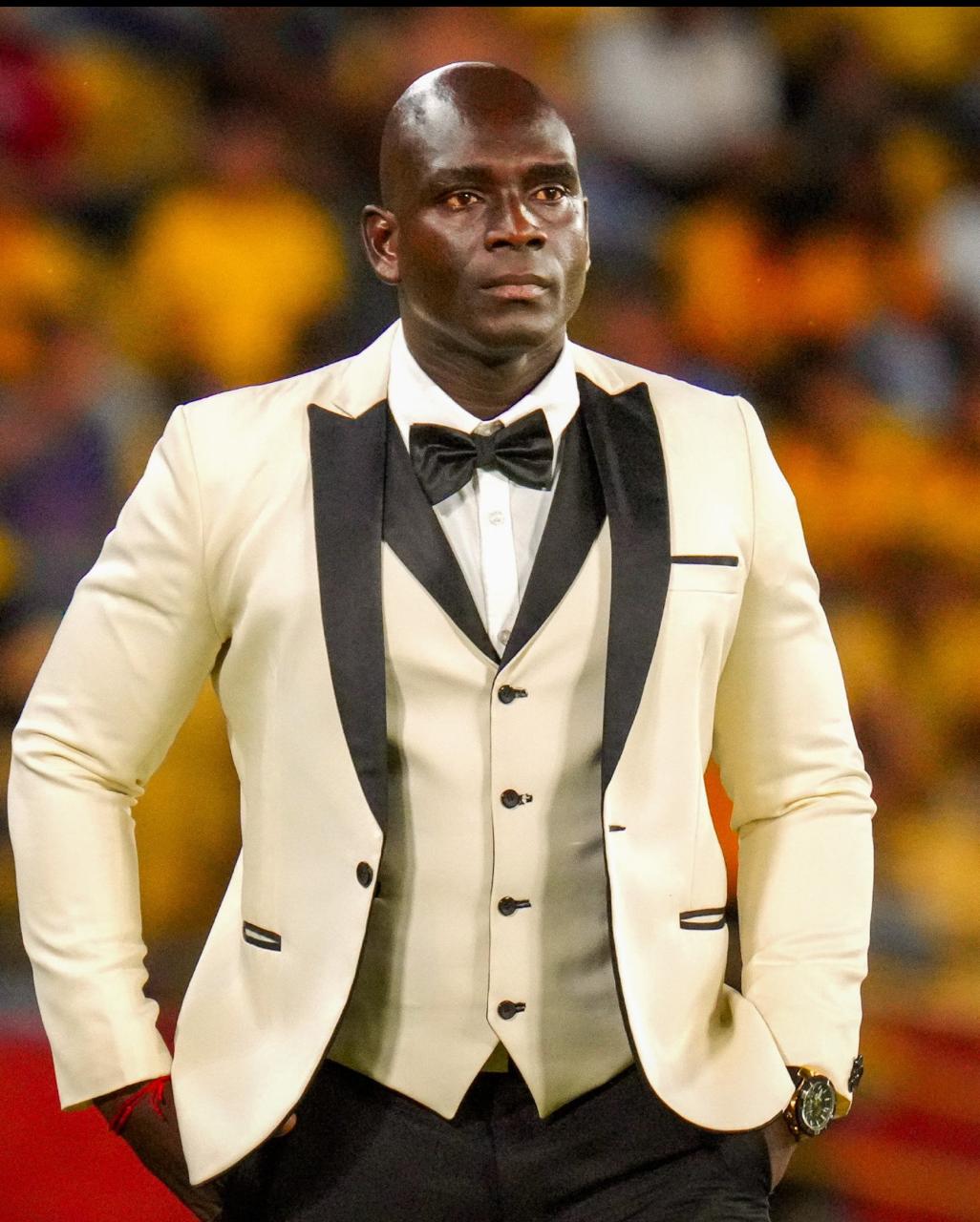 Entrenador de fútbol se vuelve viral por su vestimenta en cancha