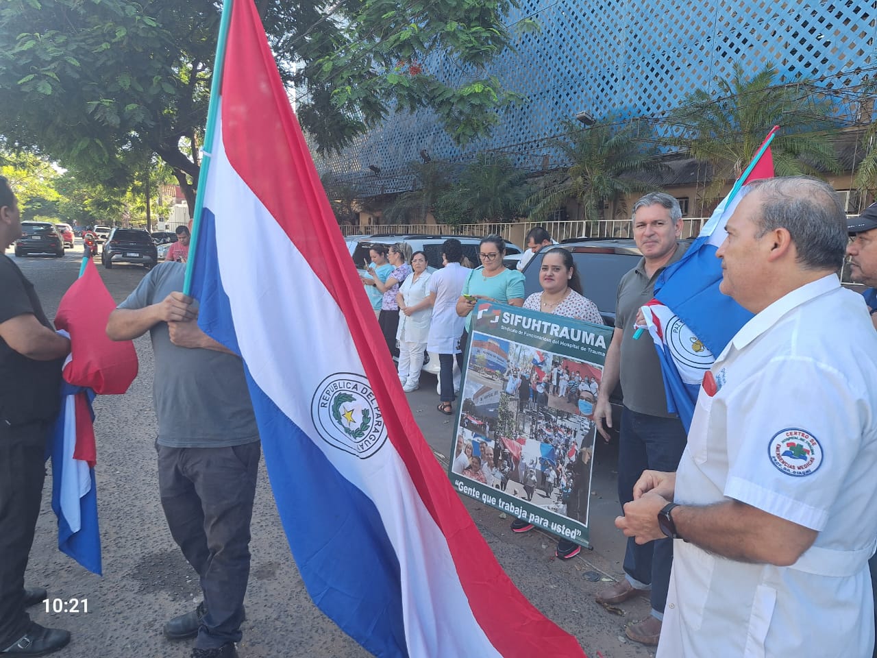 Médicos del Hospital de Trauma se manifiestan y exigen la renuncia de la ministra María Teresa Barán