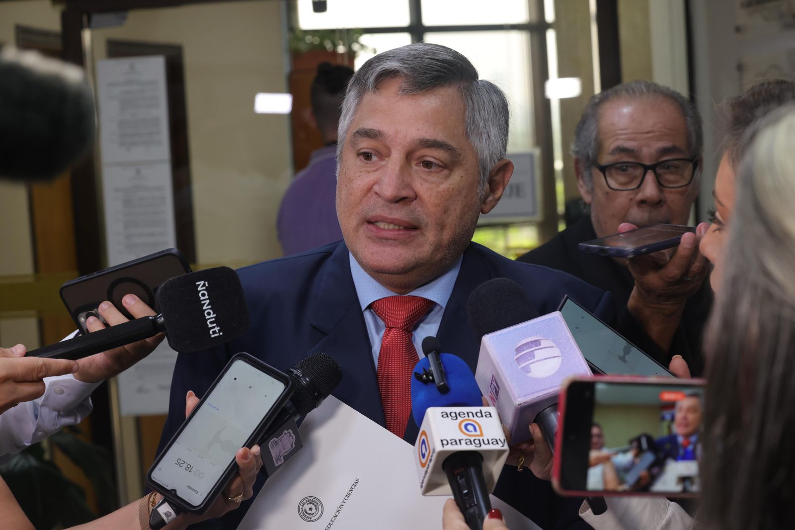 Tercera semana de clases y ministro reconoce que kits escolares del MEC no llegan a todas las escuelas