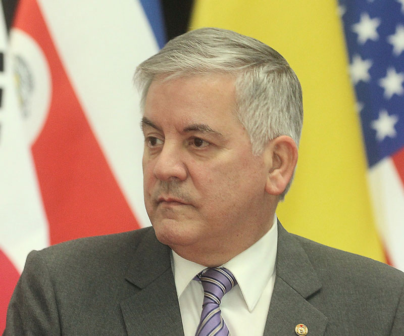 Embajador con título dudoso: Senado investiga credenciales de Baiardi antes de su designación en Colombia