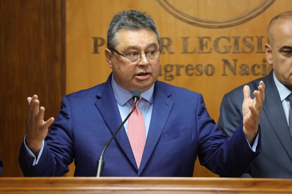 Senador oficialista lamentó compra de pupitres a empresa china: «Dejamos pasar oportunidad de oxigenar nuestra economía»