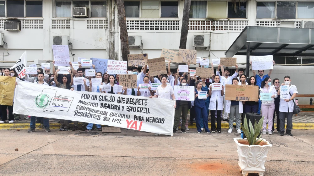 Médicos residentes de IPS exigen un mejor salario: “El último reajuste fue en el 2011″