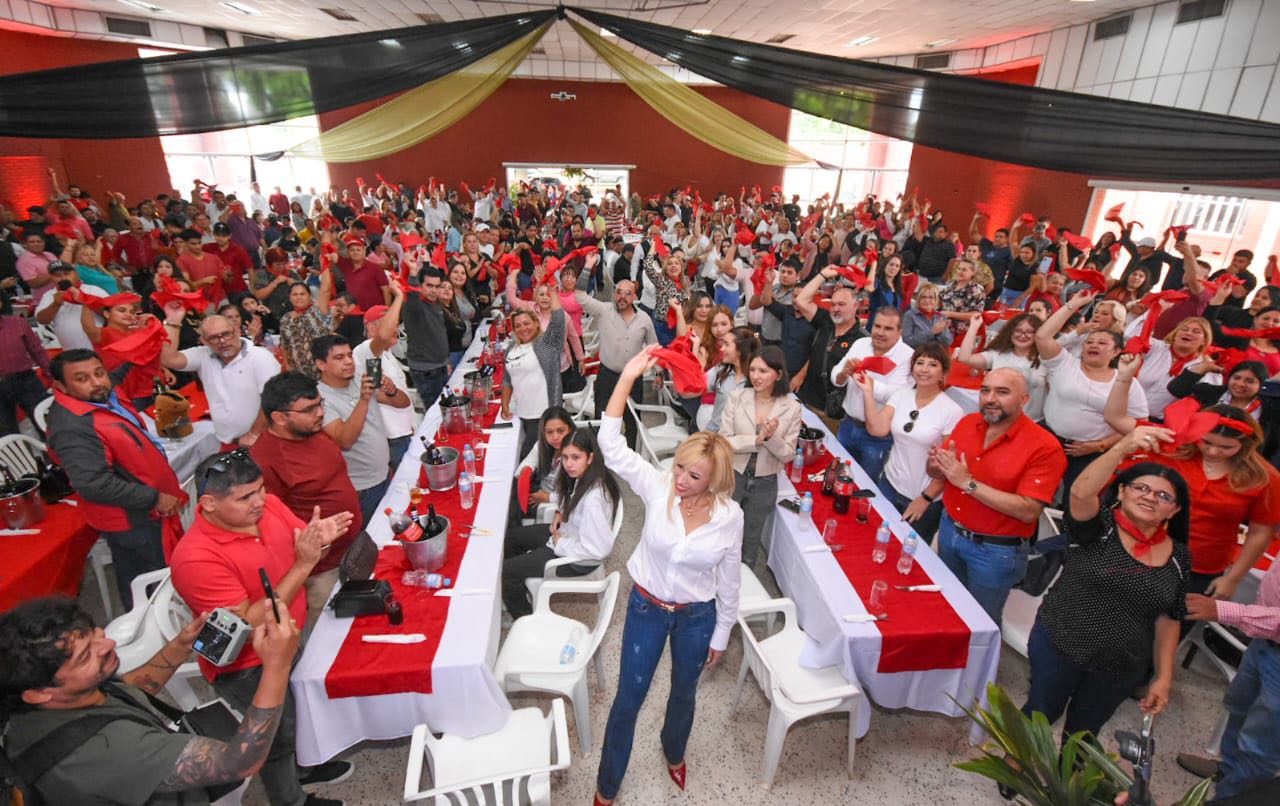 Carol González, esposa de Orlando Arévalo, busca la Intendencia de Lambaré tras escándalos de corrupción