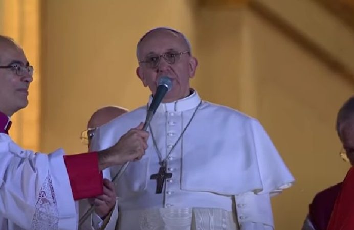 Video homenaje a Francisco, el Papa del pueblo: el Vaticano despide con lágrimas al pastor de los humildes