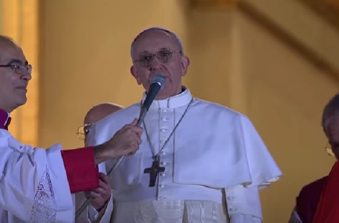 Video homenaje a Francisco, el Papa del pueblo: el Vaticano despide con lágrimas al pastor de los humildes