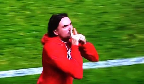 Diego Martínez pide disculpas por su gesto y se retira de la conferencia de prensa