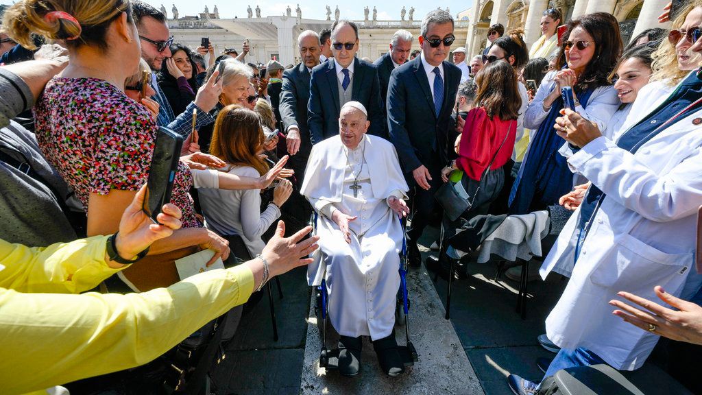 Emotivo gesto del Papa: Francisco sale en silla de ruedas a bendecir a los enfermos en San Pedro